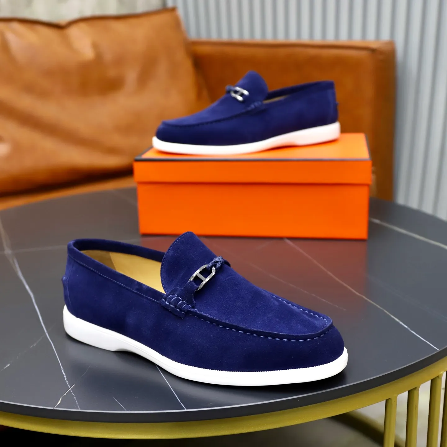 Ex-factory price: 540💰Hermès/Hermès slip-on men's shoes. This shoe is made of imported cow suede leather, with simple and smooth lines, and a 3CM rubber foam ultra-light sole combined with aerodynamic design! Youthful and fashionable, H button decoration, contrasting leather embellishment on the heel, calf lining to gently wrap your feet, with embossed logo cowhide feet, leather rock strips, casual and urban style, highlighting youthful vitality, sports and leisure version, super versatile Size number: 38-39-40-41-42-43-44 Standard leather shoe size (45 can be customized but does not support returns)